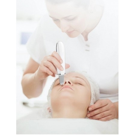 Anteamed scrubber for facial skin, pore cleanser, exfoliating cleaner - white