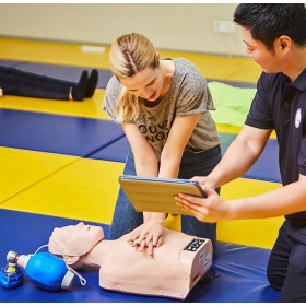 Mannequin bls sherpa x avec rcp rétroaction visuelle, sonore et numérique sur l’application android